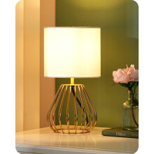 Lampada da tavolo in metallo dorato con paralume in lino bianco, lampadina LED E27 inclusa, luce bianca calda 2700K, altezza 29 cm.