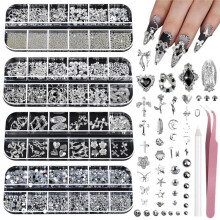 Nagelanhänger- und Strassstein-Set, 4 Schachteln Nagelsteine, Nagelkunst-Werkzeuge, 3D-Nagelanhänger, Herz-Nagel-Strasssteine, Silber