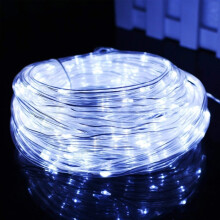 Dekorative LED-Lichterkette für Garten und Feiertage mit kompatibler Fernbedienung. Spezifikationen: 12 Meter, 100 LEDs, USB-Anschluss.