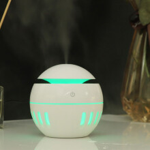Luftbefeuchter mit Holzmaserung, USB-Anschluss, kompatibler Fernbedienung, siebenfarbiger, durchbrochener Aromatherapie-Lampe und Alkoholzerstäuber (