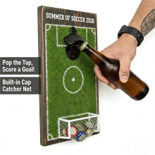 Magnetischer Wandflaschenöffner im Fußballfeld-Design mit Kronkorkenfänger für Bier, Limonade, Fanartikel, Bar- und Küchendekoration