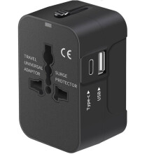 Yleismallinen matkasovitin USB-C- ja USB-latausporteilla Yhdysvaltojen, EU:n, Ison-Britannian ja Australian seinälaturiin.