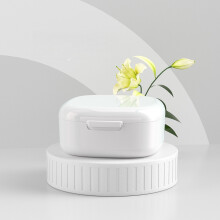 Reisvriendelijke opbergdoos voor kunstgebitten, geschikt voor het reinigen en bewaren van aligners, wit