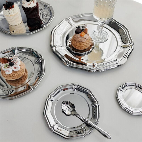 Bandeja Redonda Prateada Vintage com Relevo para Servir Sobremesas, Organizador de Joias, Prato de Lanches 25,3cm 10polegadas 1
