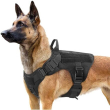 Arnés táctico ajustable para perros, ideal para senderismo y caza, color negro resistente, talla mediana.