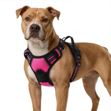 Arnés reflectante ajustable para perros, chaleco antitirones en rosa y rojo con gancho para correa en la parte delantera.