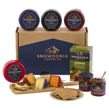 Snowdonia Cheese Company | Cheese, Chutney and Cracker Gift Box | 4 Luxury Welsh Cheeses, 2 Artisan Chutneys and Wholemeal & Extra Virgin Olive Oil C