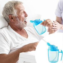 Drinkbeker voor volwassenen met een beperking, morsbestendige voedingsbeker voor herstellende patiënten met een handige handgreep.