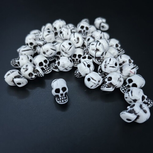 Set of 50 Mini Plastic Skull Beads for Halloween 1