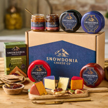 Snowdonia Cheese Company Cheese Chutney and Cracker Gift Box 4 Luxur