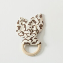 (LeopardPattern)Ayudante para dormir bebé de felpa de algodón con anillo de madera y orejas de conejo para pasar la noche