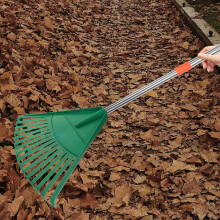 Rastrillos de hojas eficientes para césped. Rastrillo de plástico resistente. Herramienta de jardín