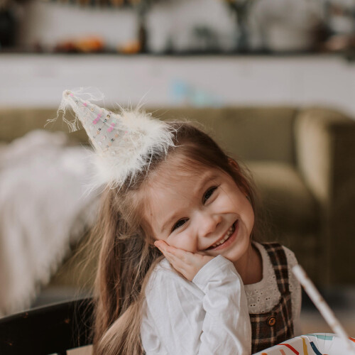 Barrette Chapeau D'anniversaire Plume Pailleté Pour 2