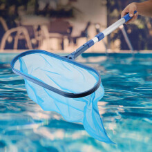 Red recogedora de hojas para piscinas con mango telescópico, ideal para la limpieza de estanques.