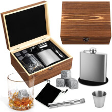 (B) Zestaw prezentowy do whisky z drewna opalanego węglem drzewnym, z wielorazowymi kamieniami lodowymi i szklankami do whisky