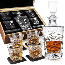 (C) Whiskyflaska i trä, barset, isstenar, spritglas, förvaringslåda i furu