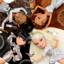 Bratz Charmz Cloe - Fashion Doll with Collectible Charm Bracelet, Includes Outfit & Accessories, Comes in a Display-Worthy Packaging, Customise and C