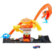 Hot Wheels Let's Race Netflix - City Toy Car Track Set, Pizza Slam Cobra Attack, Snake Tail Spiral Track with Randomizer, 1 Vehicle in 1:64 Scale, HT