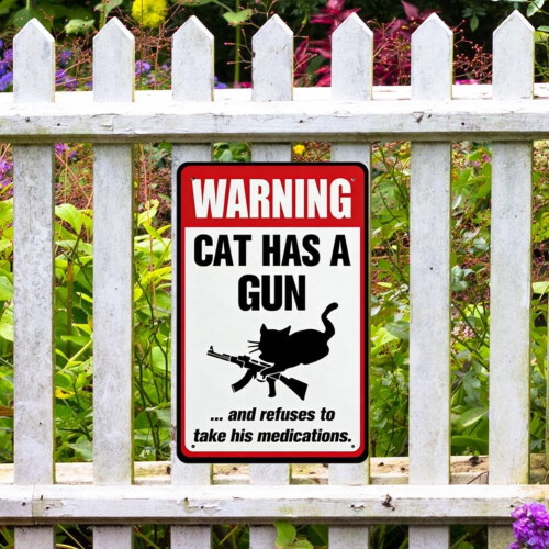 (cat, 8 × 5.5 inches) Letrero "cuidado gato", divertido con arma. 2