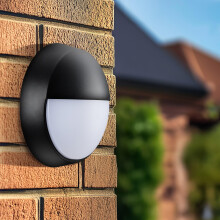 Luceco Eco Outdoor LED Bulkhead Light, Decorative Exterior Lighting, Eyelid Design, Round, Black, IP54, 10W, 400lm, 4000K, EBEE10S40