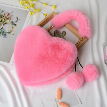 herzförmige, flauschige Handtasche