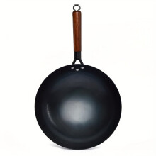 Traditioneller chinesischer Wok aus Gusseisen