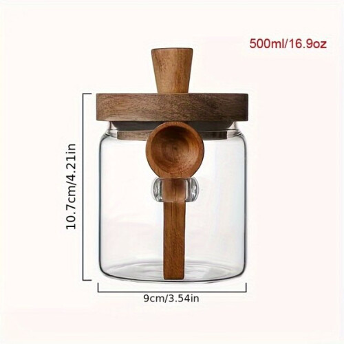 Pot met houten deksel en lepel