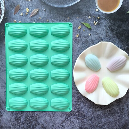Moule à madeleines en silicone 1