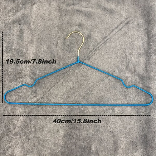 Set gelakte metalen hangers 1