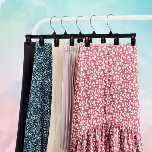 Kunststof hangers met clips 2