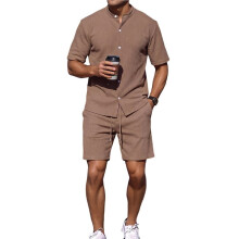 Completo Estivo da Uomo A Due Pezzi: Camicia A Maniche Corte con Bottoni e Pantaloncini con Tasche Cachi L
