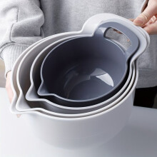 Set aus Plastikschüsseln mit Ausgießern