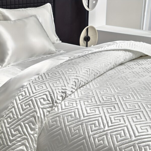 Luxurious quilted bedspread for all seasons