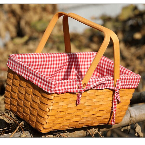 Borsa da picnic con coperta a quadri rossi e bianchi.