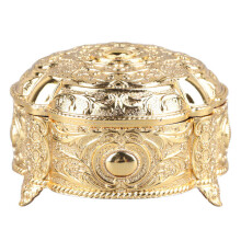 Boîte à bijoux de luxe en métal doré, ronde, en forme de coquillage clair.