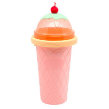 Smoothiebekers met deksels en rietjes. Zelfgemaakte knijpbeker.