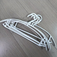 Cintres en plastique avec rubans