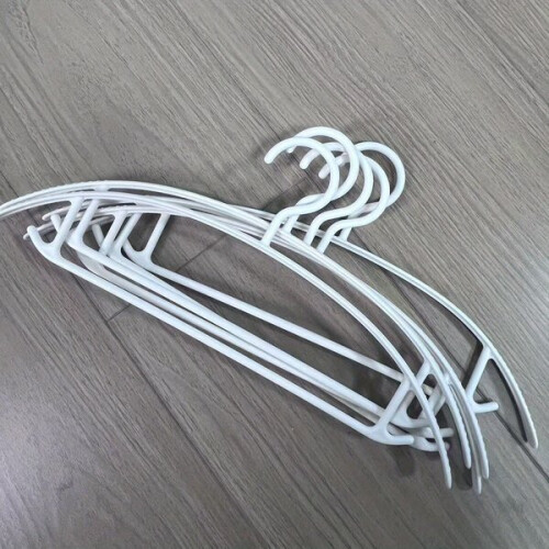 Cintres en plastique avec rubans