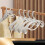 Lot de 10 cintres en plastique. 2