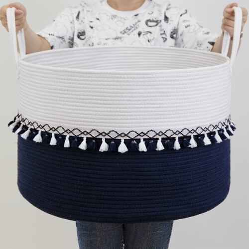 Grand panier à linge - une solution de rangement universelle.
