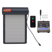 Abrepuertas automático gris para gallinero con temporizador programable.
