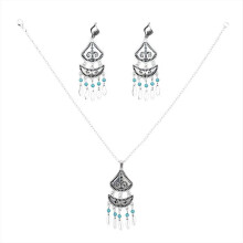 (2-delige set) Vintage ketting en oorbellen met kwastjes en turkooizen details