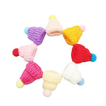 100 gestrickte Mini-Mützen-Anhänger, niedliche Mützen, handgewebt