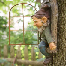Miniatuur tuinkabouter/elfje/boombeeldje van hars voor buiten, boomknuffelend