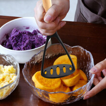 Kartoffelstampfer mit Holzgriff und robustem Kunststofffuß (1 Stück)