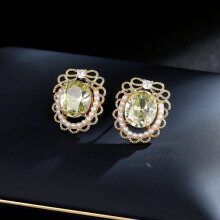 Franse haute couture elegante oorbellen met een vleugje elegantie, parels, lichtgroene zirkonia en strikjes.