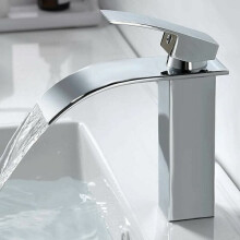 Robinet de salle de bain avec finition chromée