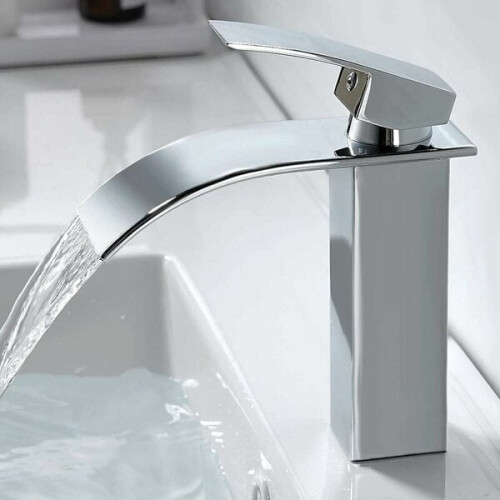 Robinet de salle de bain avec finition chromée