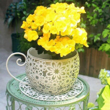Vaso da fiori in metallo bianco con sottovaso