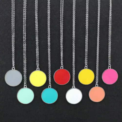 Colar com pingente de disco esmaltado, corrente longa prateada e branca. 1